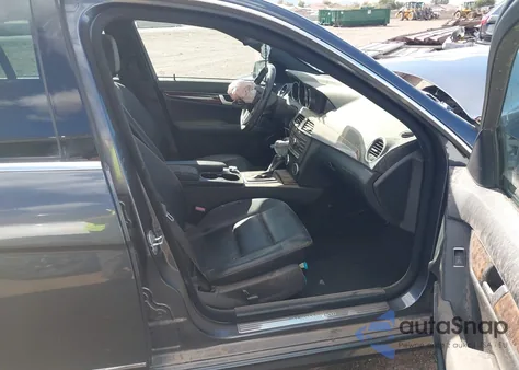 2013 Mercedes-Benz C 300 Luxury 4Matic/Sport 4Matic z USA, uszkodzony, nr VIN WDDGF8AB2DR271659